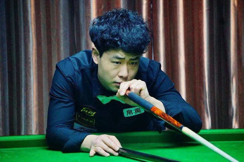 [网球]郑钦文直落两盘晋级女单八强.