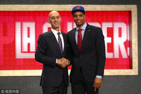 2名路人骑自行车相撞，双双躺在地上假装受伤，路人：两人挺般配.